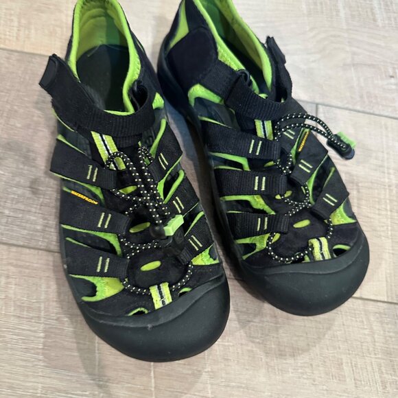 KEEN YOUTH SIZE 5 GREEN BLACK CLOSED TOE SHOES NWOT - Picture 2 of 10